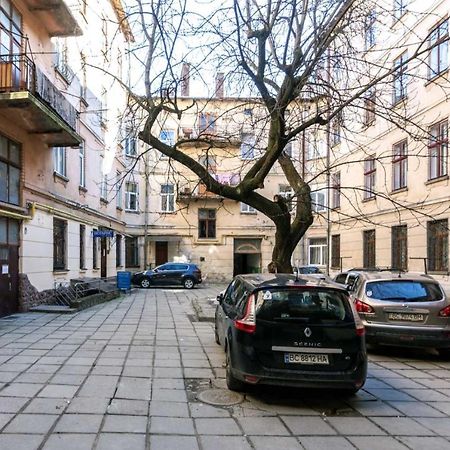 Зелені Апартаменти Біля Оперного Театру Flat In The City Center Lviv Buitenkant foto