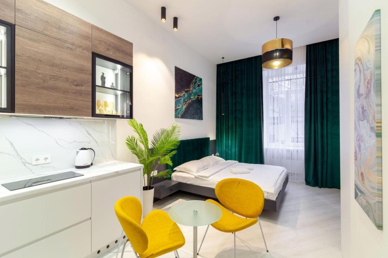 Зелені Апартаменти Біля Оперного Театру Flat In The City Center Lviv Buitenkant foto